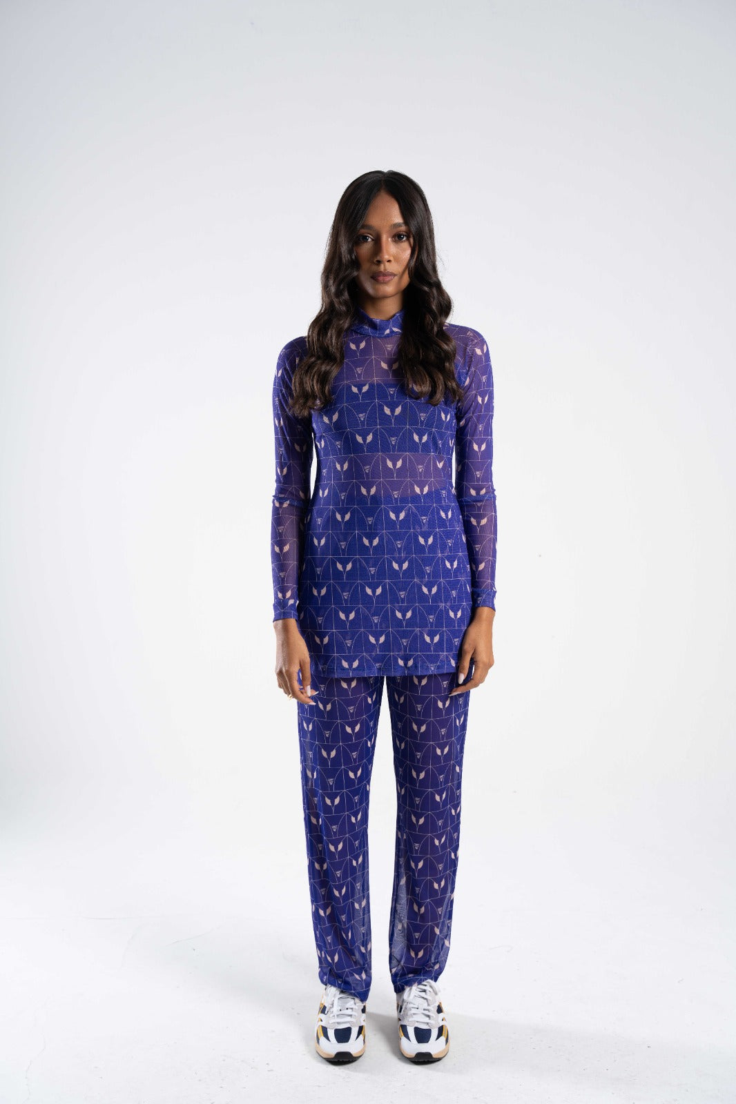 Modelo usando Calça Private Tile Peça versátil e confortável para todos os momentos.