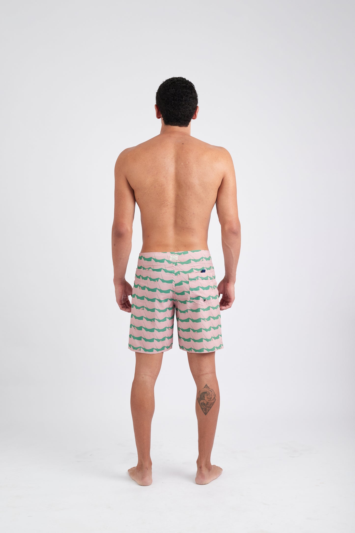 Modelo usando o boardshort masculino green/pink Onda