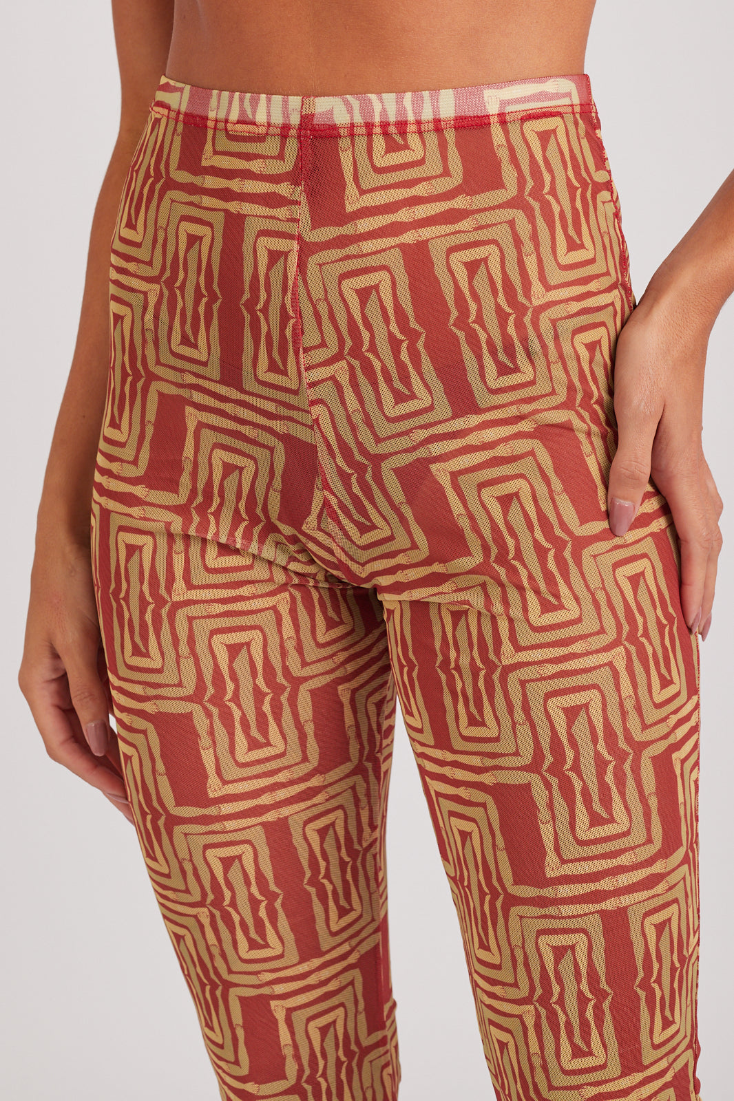 Modelo usando a calça red/yellow Mão Pela Perna feminino