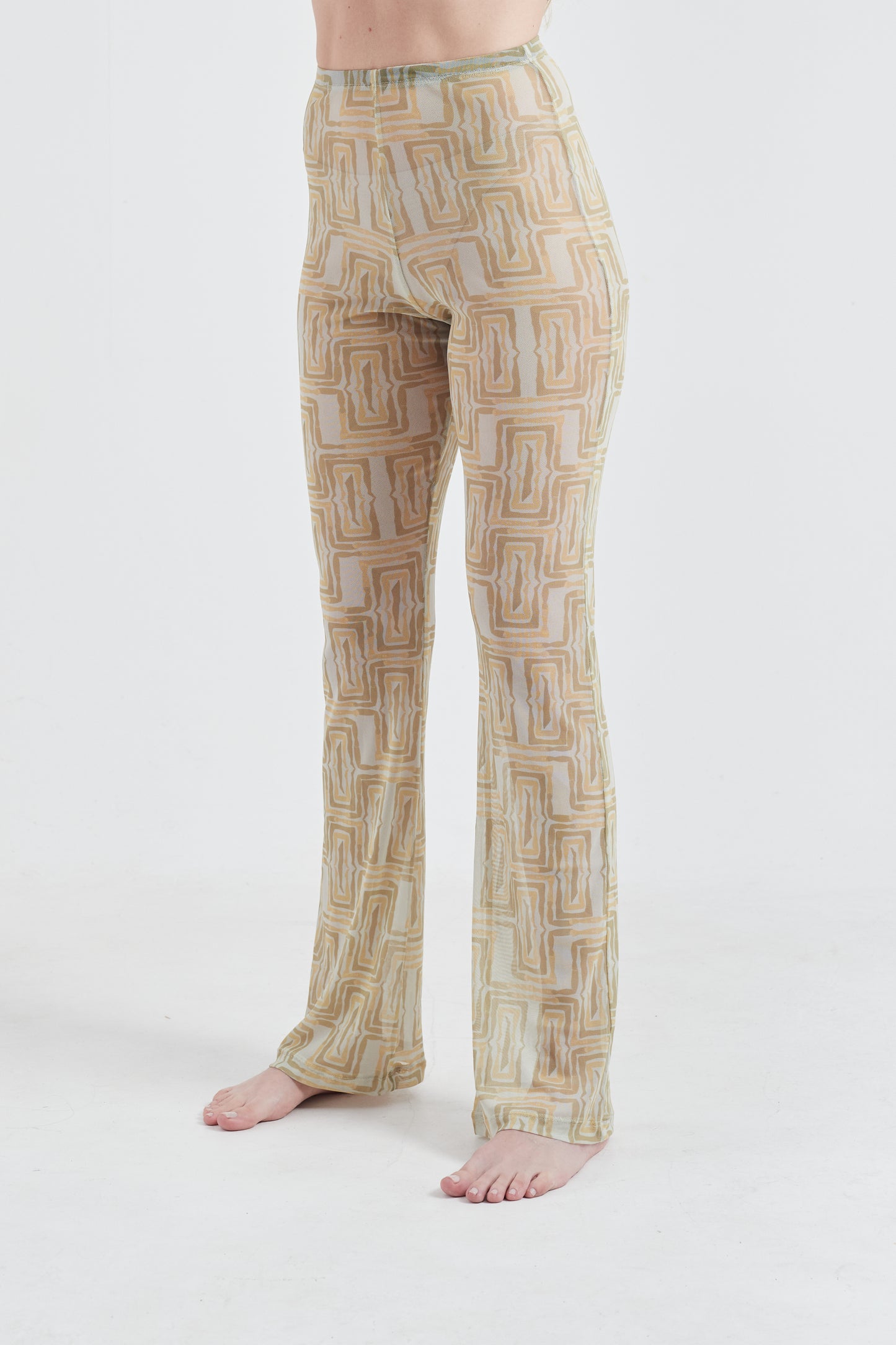 Modelo usando a Calça Feminina Areia/Creme com estampa Mão Pela Perna, feito em Tule