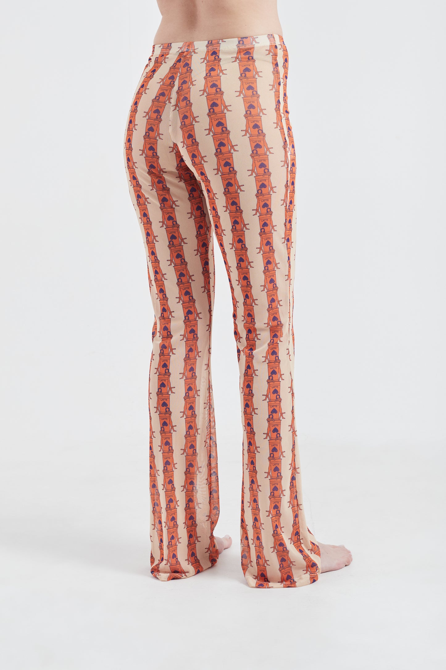 Modelo usando a Calça laranja/creme com estampa Olha o Latte, feito em Tule