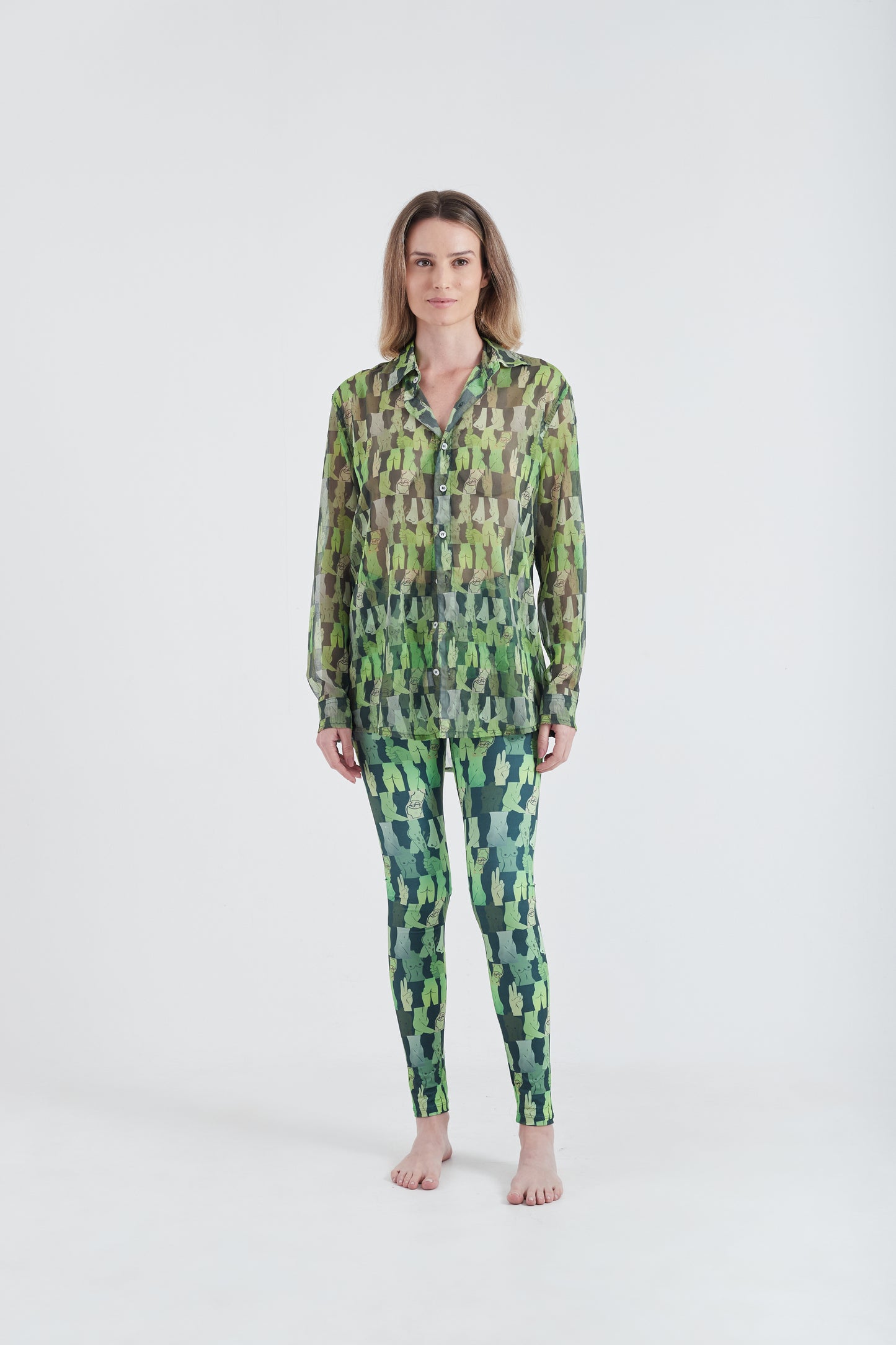 Modelo usando a Camisa Verde com estampa Olha o Custo, feita em tule. usando calça legging olha o custo.