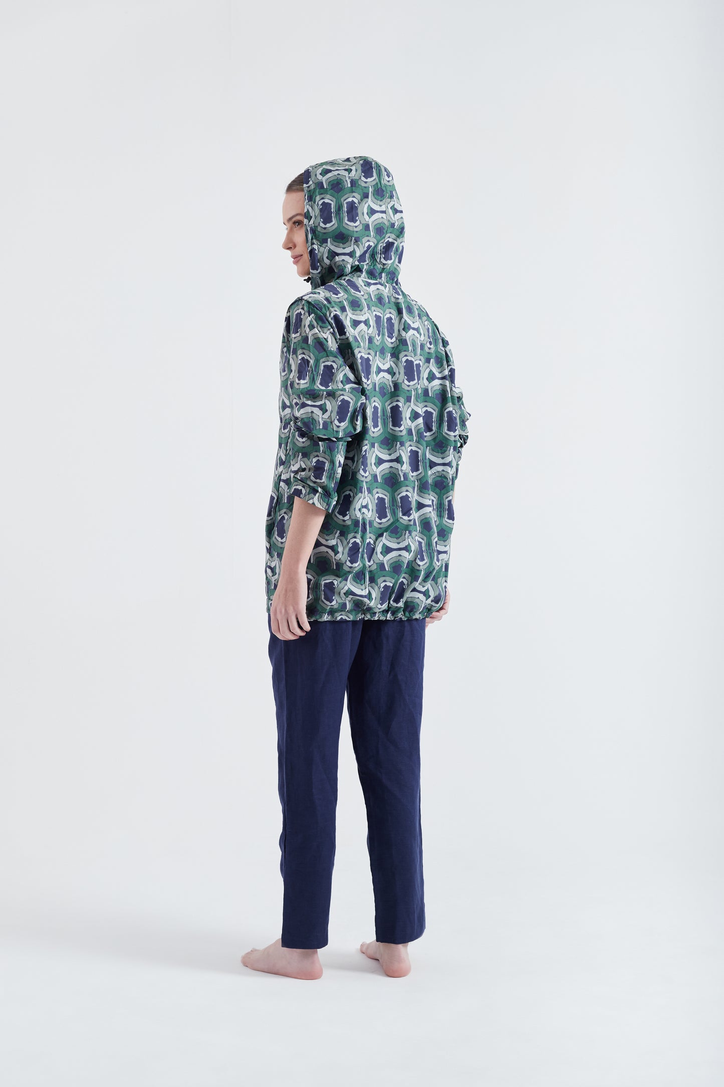 Modelo usando o corta vento unissex Yoga Sutra verde