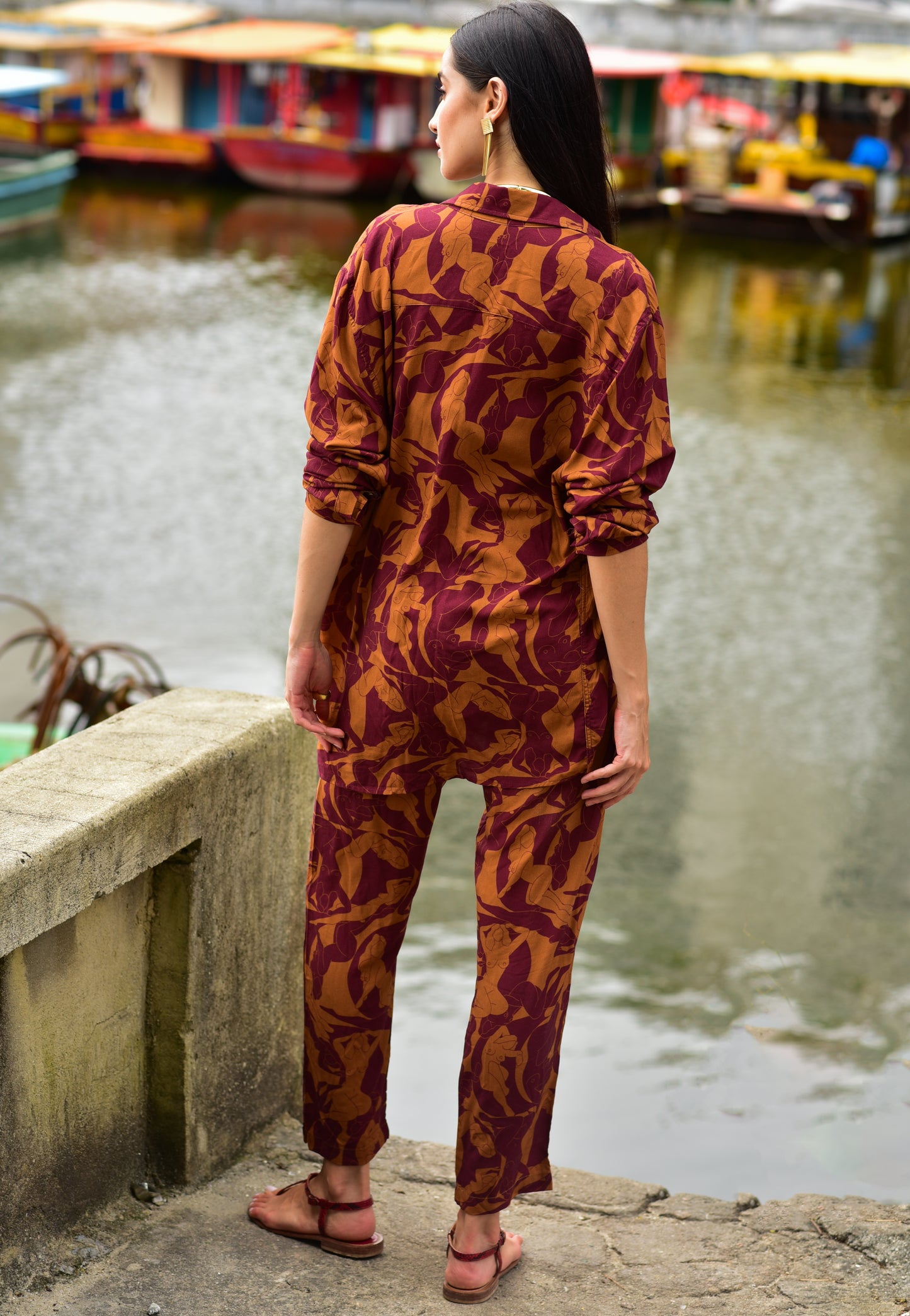 modelo usando Full Look Hall of fame Marrom em frente aos barcos.