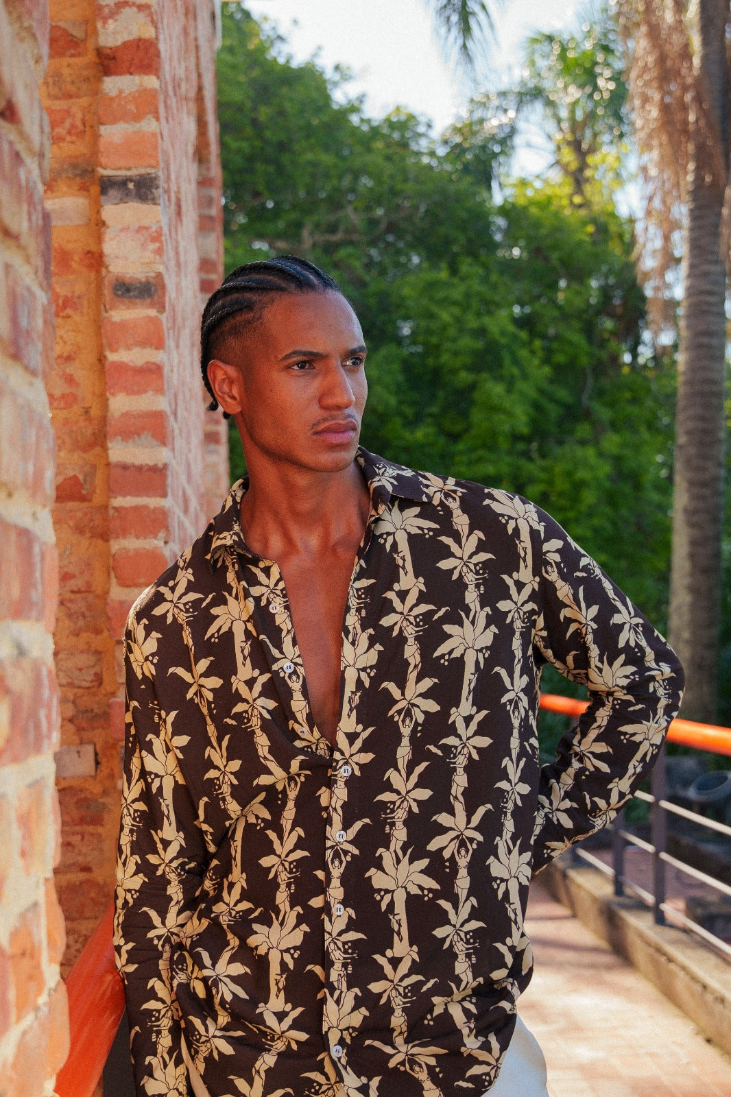 Modelo usando Full look Fauna e Flora Marrom com detalhes Off white, perfeito para dias de calor, locais de praia e piscina, noites de verão