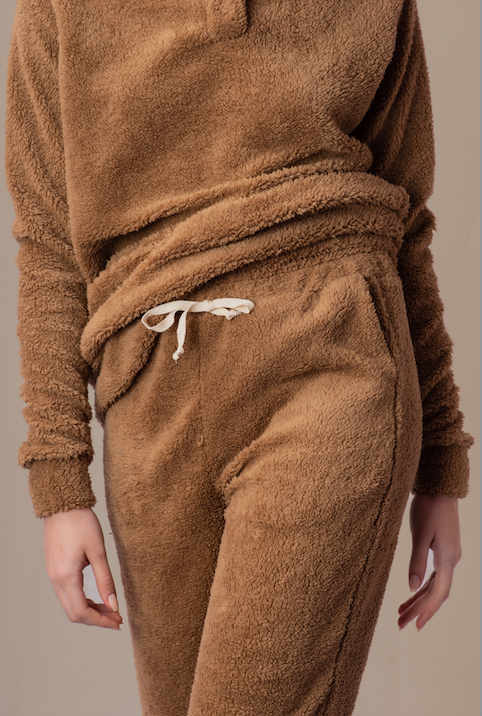 Detalhe da calça khaki unissex Antartic Chic, com textura fleece, destacando o ajuste confortável.