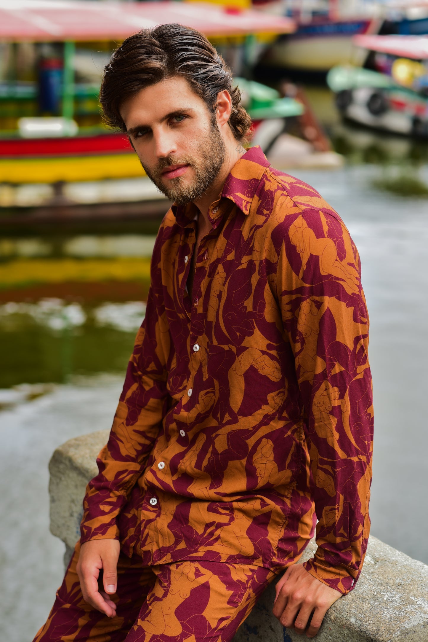 modelo usando Full Look Hall of fame Marrom em frente aos barcos