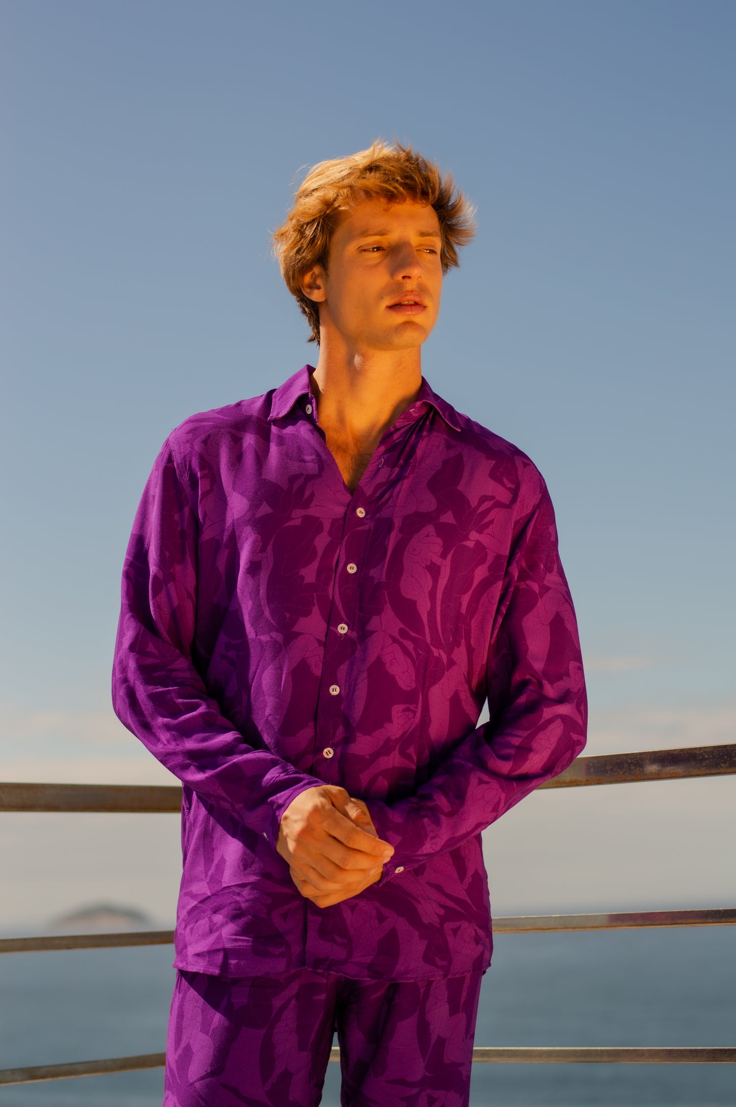 modelo usando Full look Hall of fame Roxo em frente ao mar