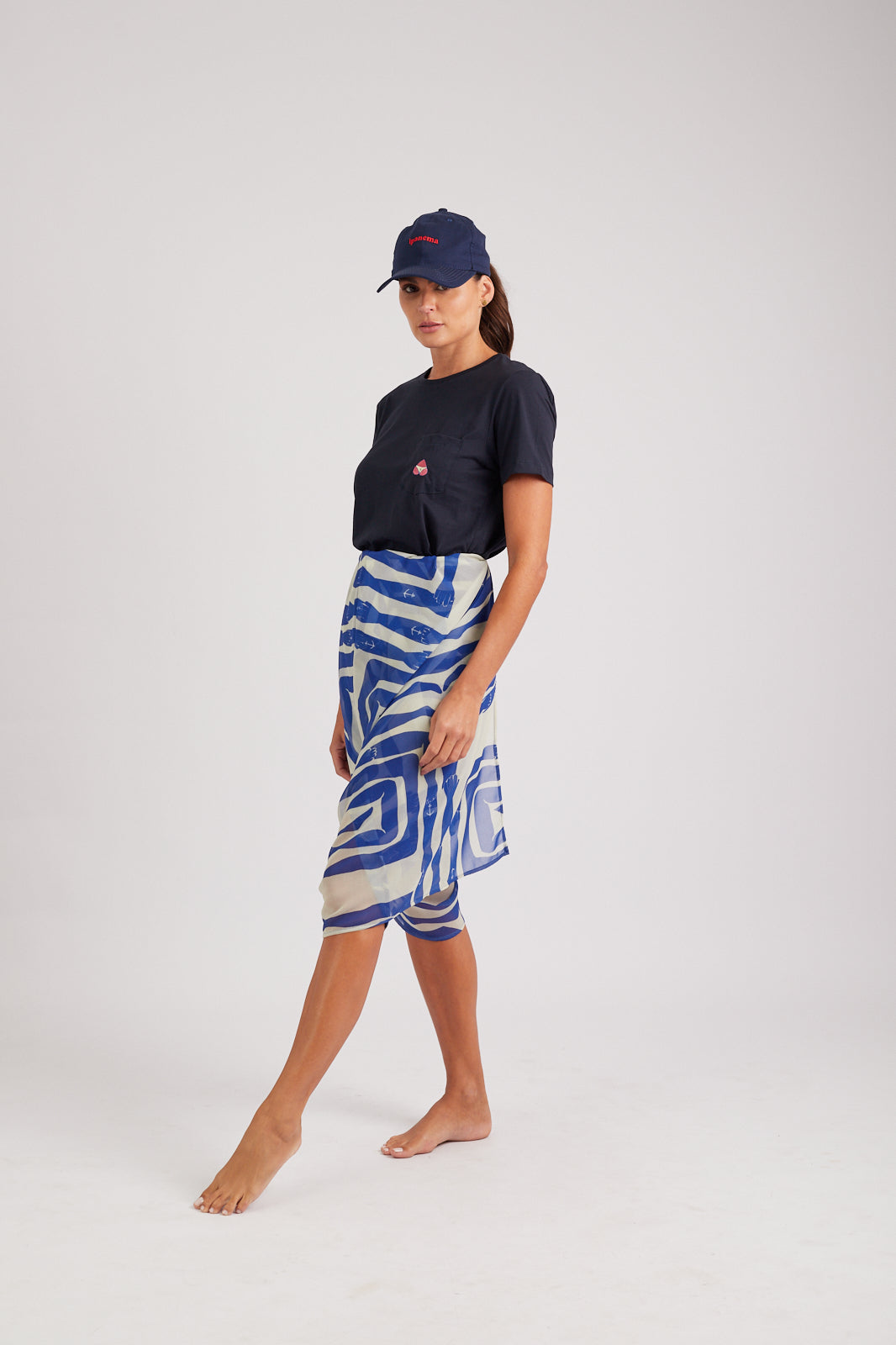 Modelo usando o pareô azul/off white Mão na Perna