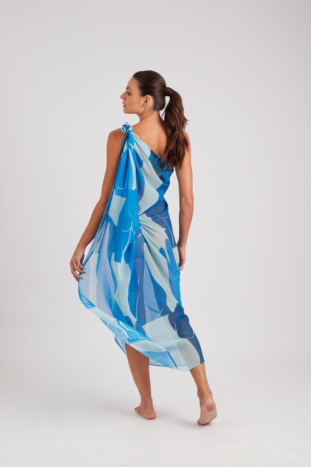 Modelo usando o pareô azul/off white Mão na Perna