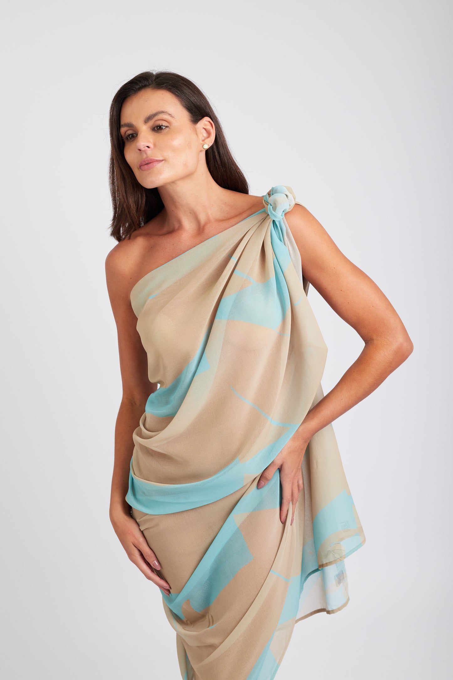 Modelo usando o pareô azul/cream Onda