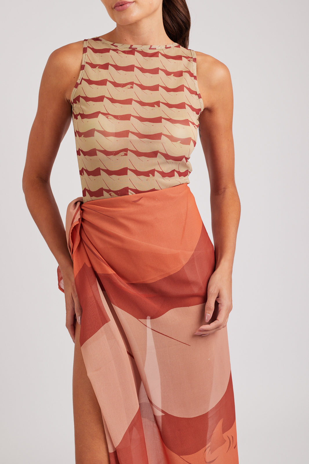 Modelo usando o pareô vermelho/creme Onda