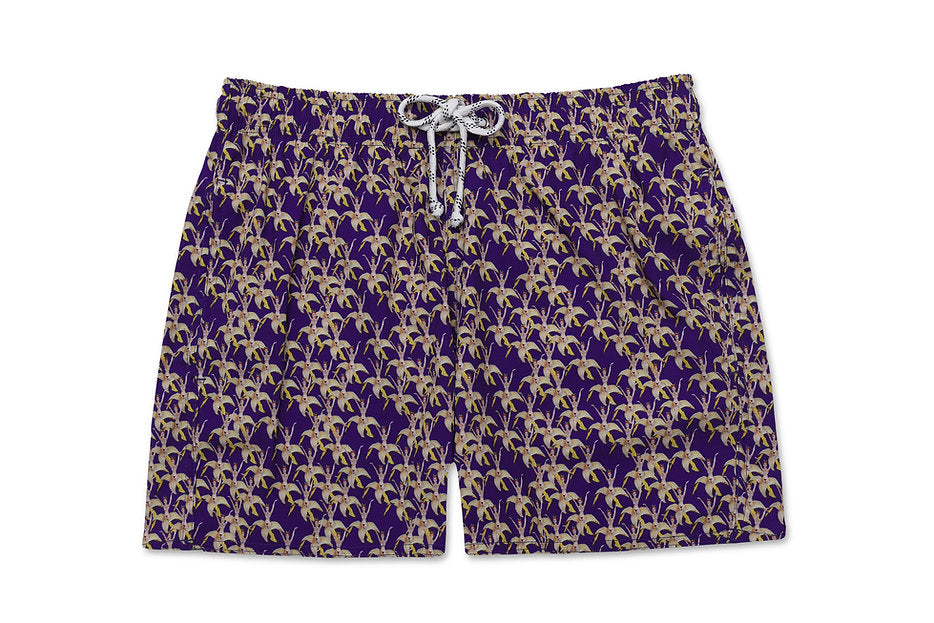Shorts Banana Chiquita Azul de frente, com material tecnológico e elástico no cós.