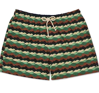 Shorts Camouflage em tons de verde e marrom com estampa tecnológica, vista frontal.