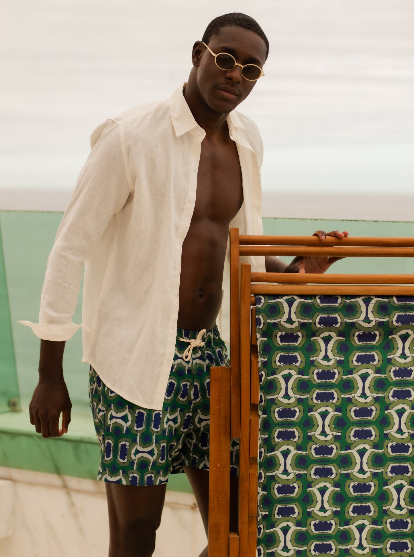 Close da estampa geométrica em verde e azul dos Shorts Yoga Sutra, padrão exclusivo e vibrante.