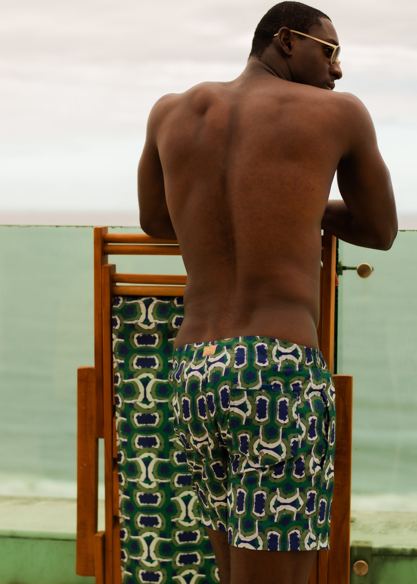 Vista traseira dos Shorts Yoga Sutra Verde/Azul com estampa geométrica, mostrando ajuste confortável para atividades ao ar livre.