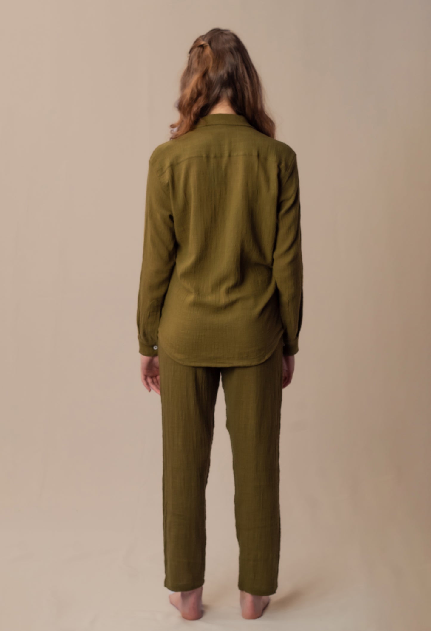 Modelo de costas mostrando o Full Look Verde Oliva