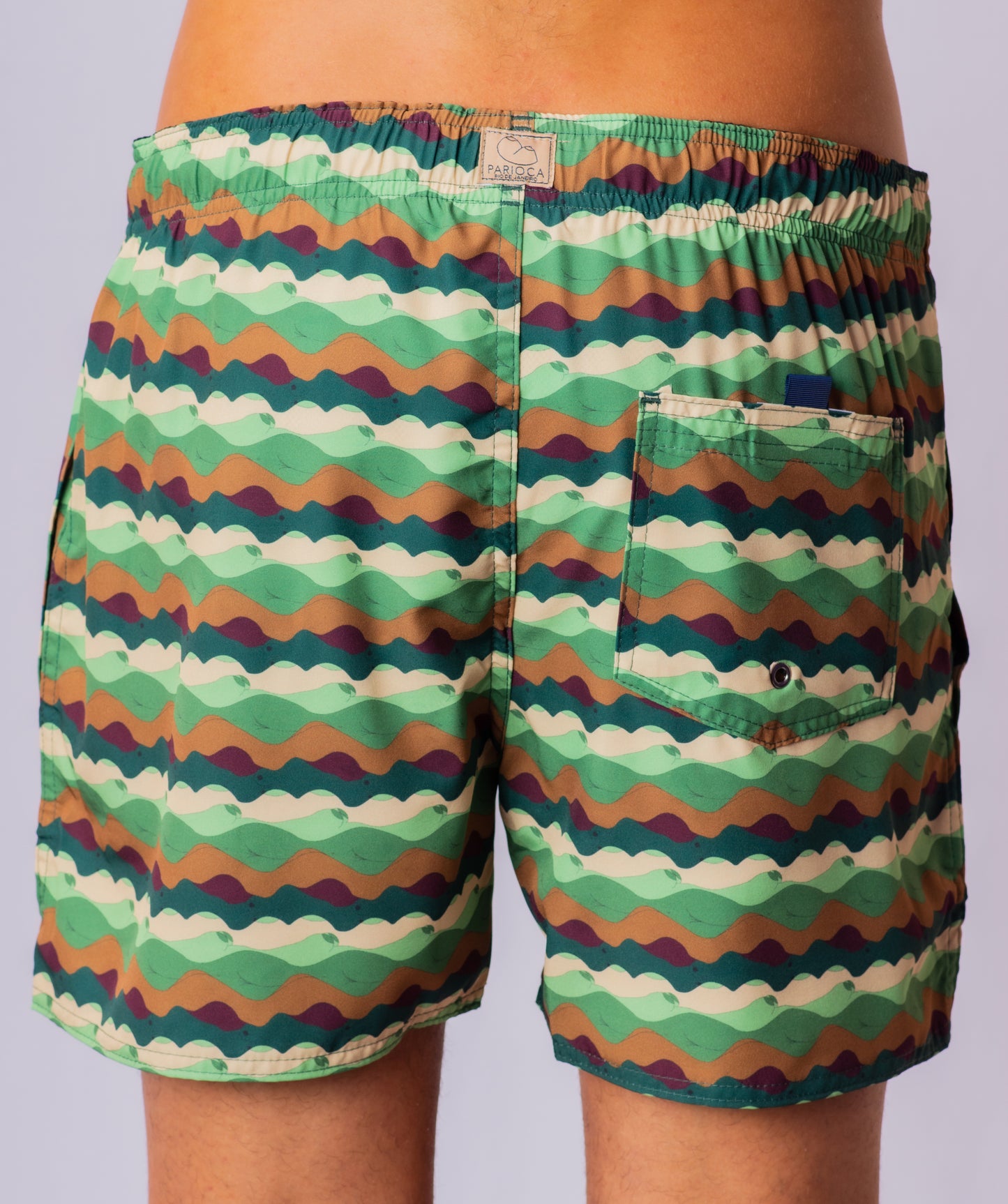 Vista traseira do Shorts Camouflage, evidenciando o design funcional.