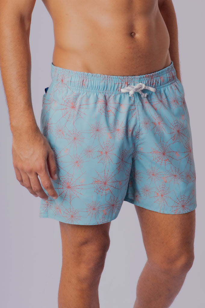 Shorts aracnofobia azul apresentando detalhes com teia de aranha, sobre um azul. Shorts com com cordão ajustavel com bolso laterais
