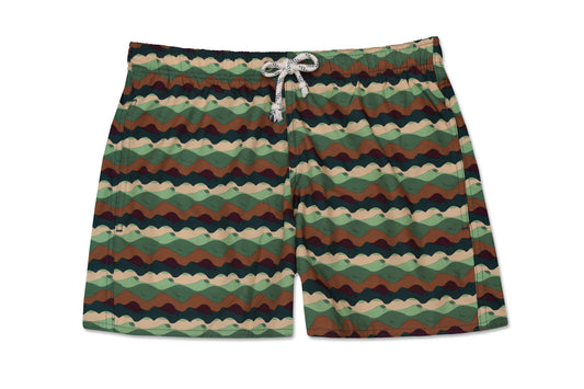 Shorts CAMOUFLAGE de praia com TONS VERDES E MARRONS no fundo que realça todos os detalhes vista.frontal.