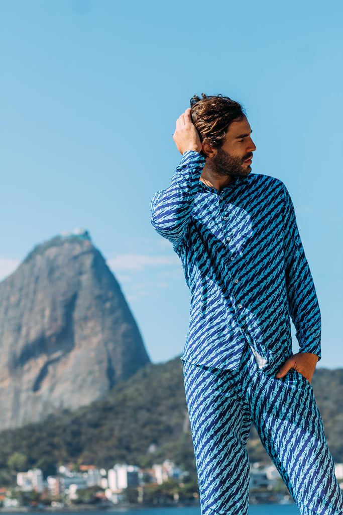 modelo usando Full Look Gata Molhada detalhes azuis, sob à vista do pão de açúcar.