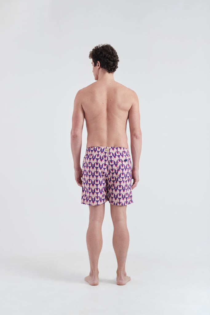 Modelo de costas com o Shorts Private Tile Roxo, evidenciando o ajuste perfeito e bolso traseiro aplicado.