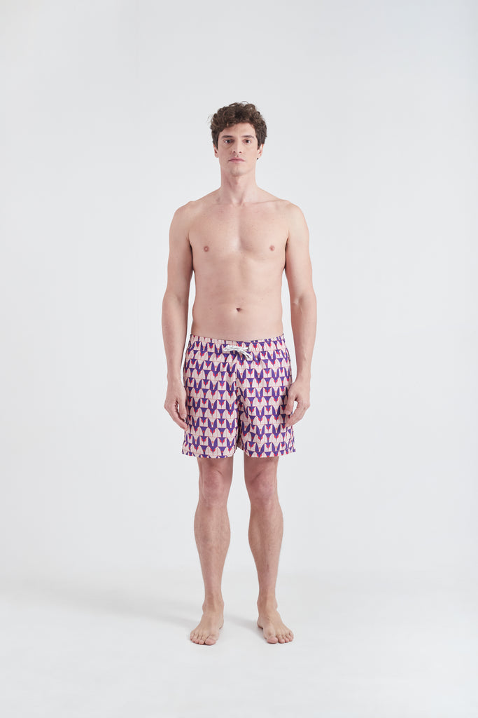 Modelo usando o Shorts de Praia Masculino Roxo com estampa Private Tile