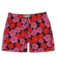 Shorts Poli-Nation de praia com estampa floral em tons de rosa e vermelho, no fundo preto que realça todos os detalhes vista frontal.