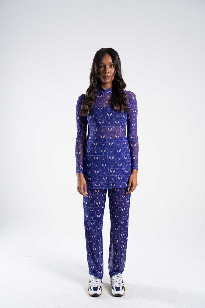 Modelo usando Calça Private Tile Peça versátil e confortável para todos os momentos.