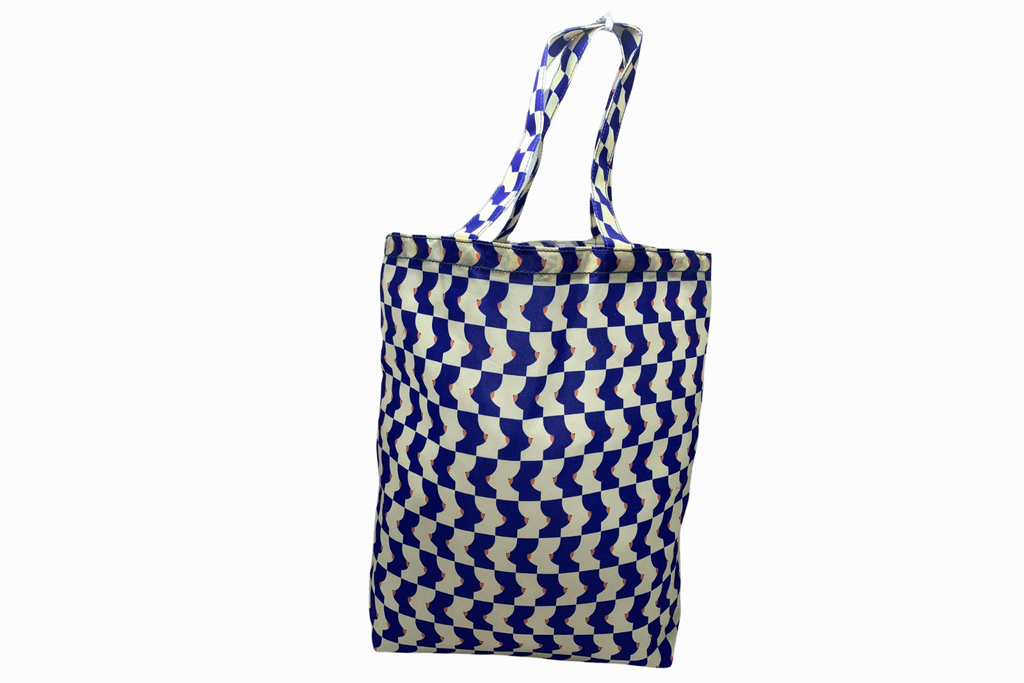 Descubra a combinação perfeita entre design moderno e praticidade com esta incrível bolsa estampada! Com um padrão exclusivo em tons azuis e branco, ela se destaca pelo visual autêntico e sofisticado, ideal para quem adora ousar com estilo.