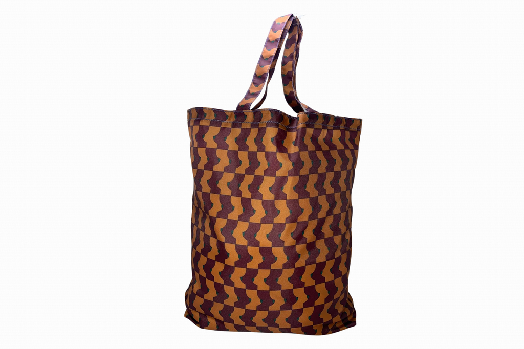 Descubra a combinação perfeita entre design moderno e praticidade com esta incrível bolsa estampada! Com um padrão exclusivo em tons terrosos, ela se destaca pelo visual autêntico e sofisticado, ideal para quem adora ousar com estilo.