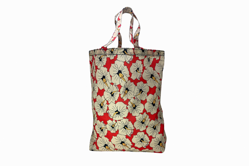 Descubra a combinação perfeita entre design moderno e praticidade com esta incrível bolsa estampada! Com um padrão exclusivo em Florais Vermelho/off white, ela se destaca pelo visual autêntico e sofisticado, ideal para quem adora ousar com estilo.