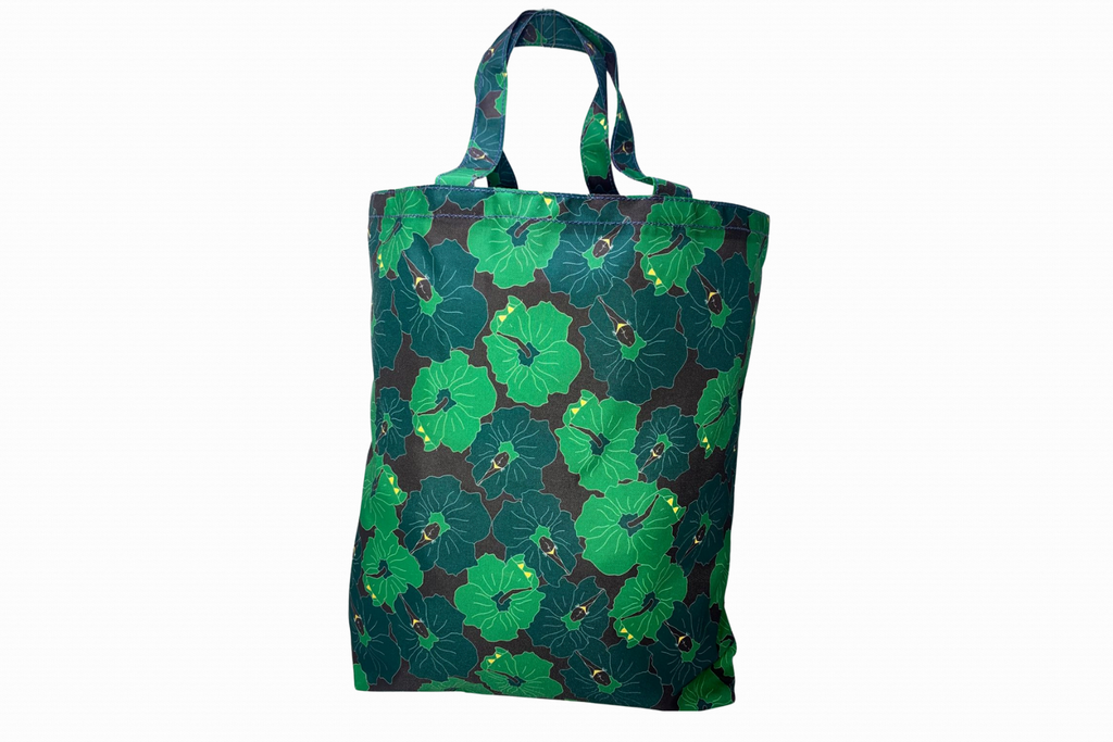 Descubra a combinação perfeita entre design moderno e praticidade com esta incrível bolsa estampada! Com um padrão exclusivo em Florais tons verdes, ela se destaca pelo visual autêntico e sofisticado, ideal para quem adora ousar com estilo.