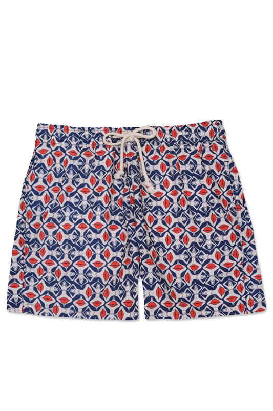 Shorts Beijoqueira com estampa geométrica entre corpos e bocas em tons de vermelho e azul, ideal para praia e academia.