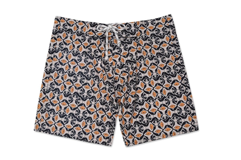 Board Short Beijoqueira preto, branco e amarelo com estampa geométrica, com detalhes estampados com o corpo e boca mostrando sobre todo tecido, ideal para praia e piscina