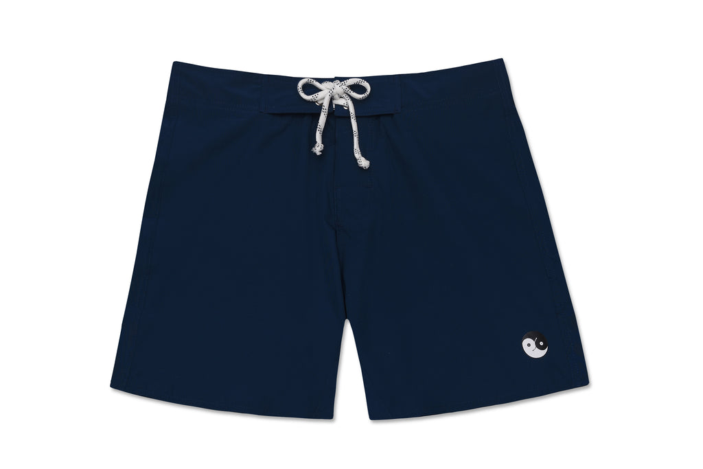 Board Shorts Azul com estampa Lisa, com detalhes na barra do Shorts mostrando sobre todo tecido, ideal para praia e piscina