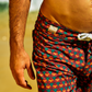 Close-up da estampa geométrica dos Board Shorts Paixão Nacional em marrom e verde