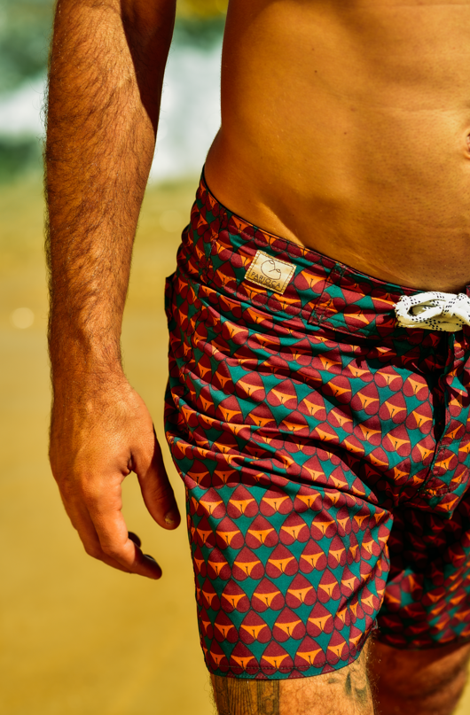 Close-up da estampa geométrica dos Board Shorts Paixão Nacional em marrom e verde