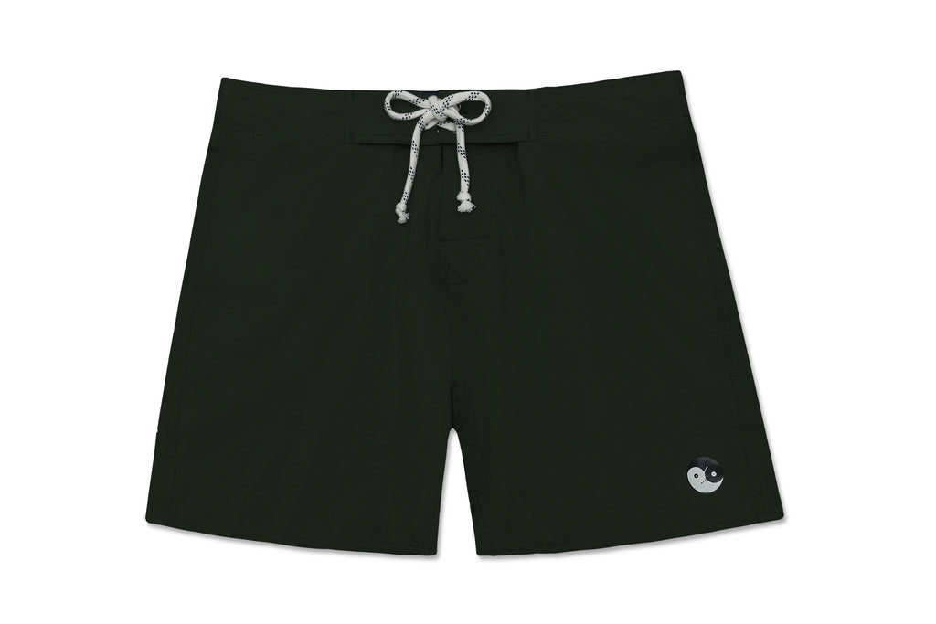 Board Shorts Verde com estampa Lisa, com detalhes na barra do Shorts mostrando sobre todo tecido, ideal para praia e piscina