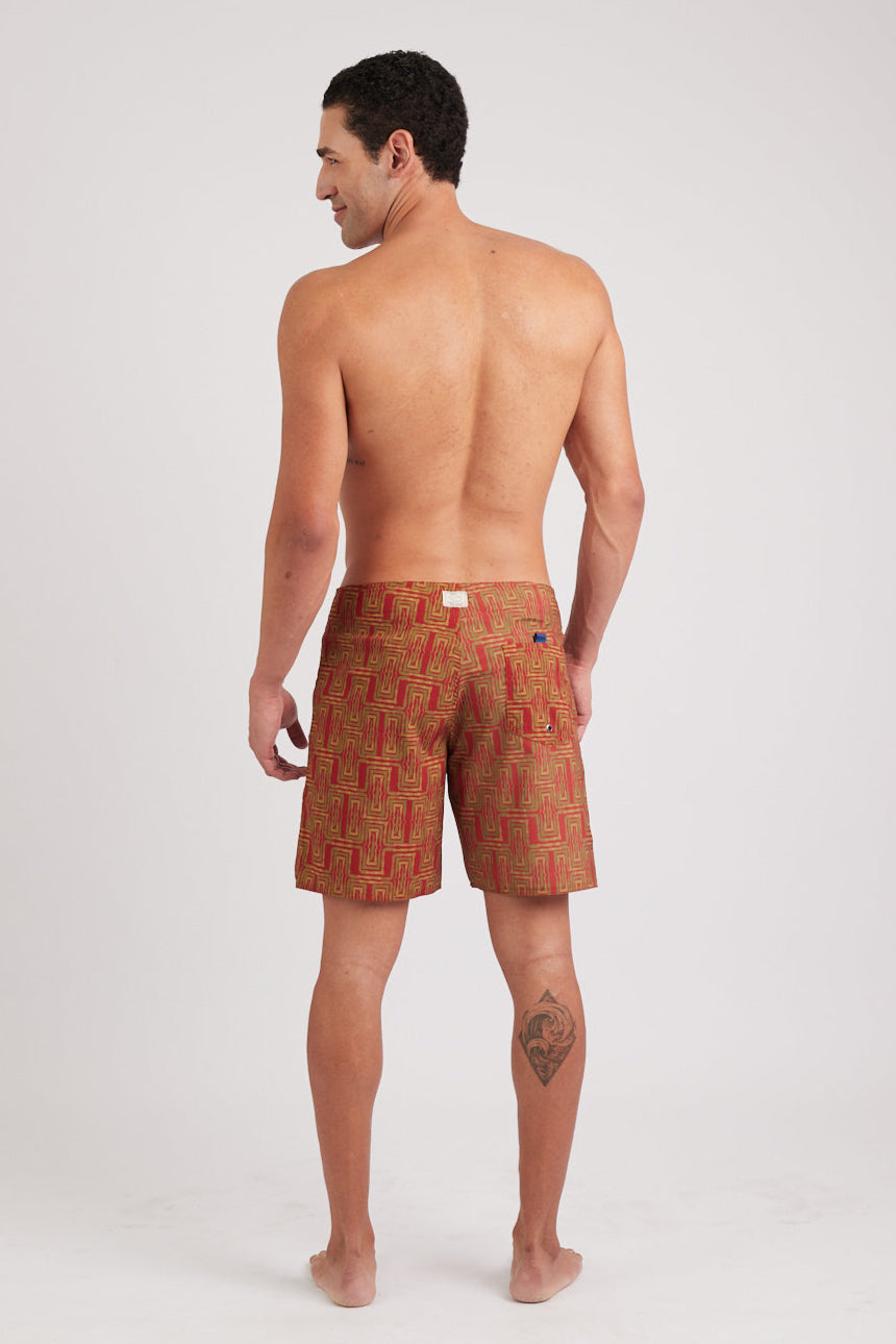 Modelo usando o boardshort yellow/red Mão Pela Perna masculino