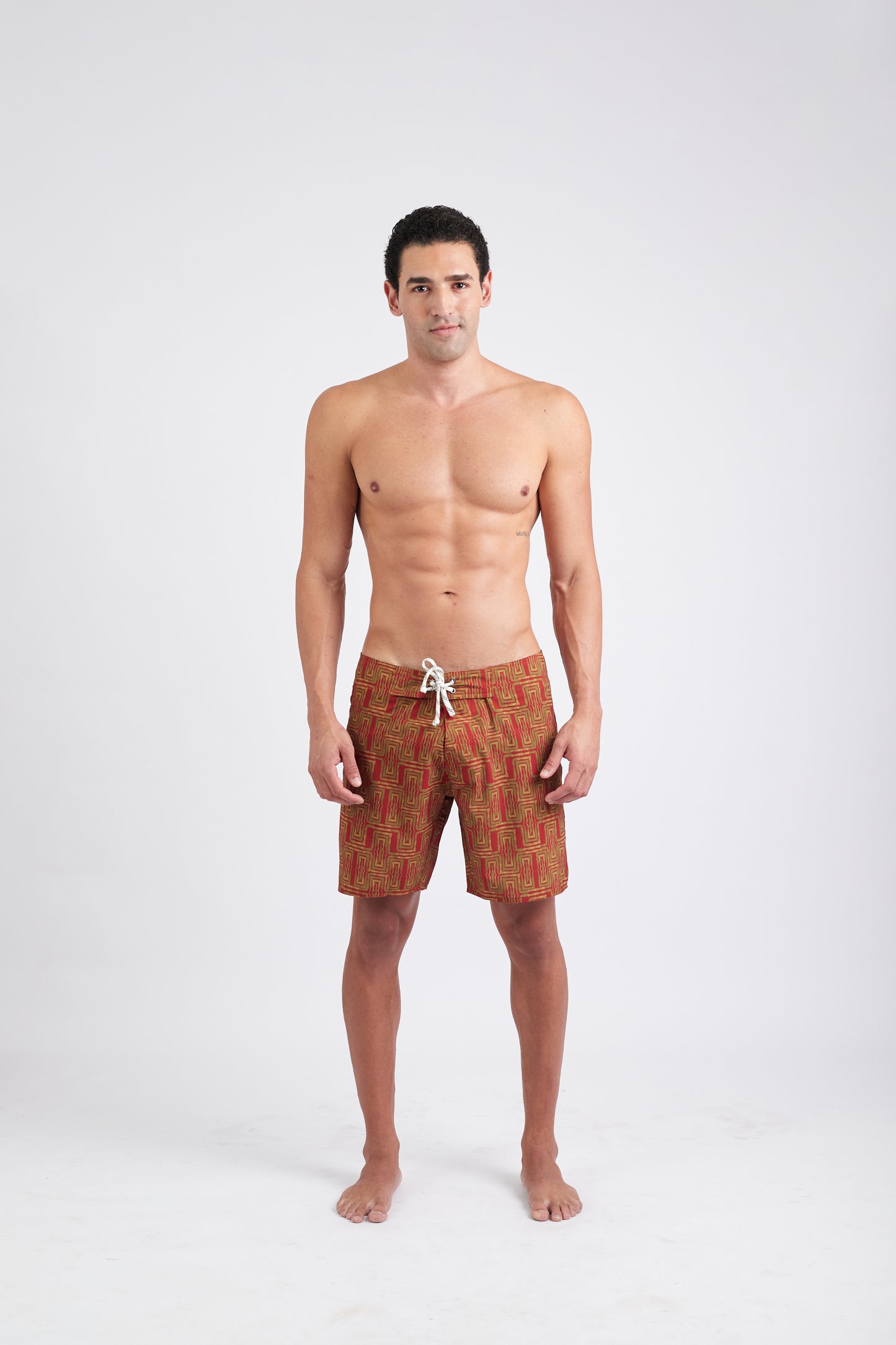 Modelo usando o boardshort yellow/red Mão Pela Perna masculino