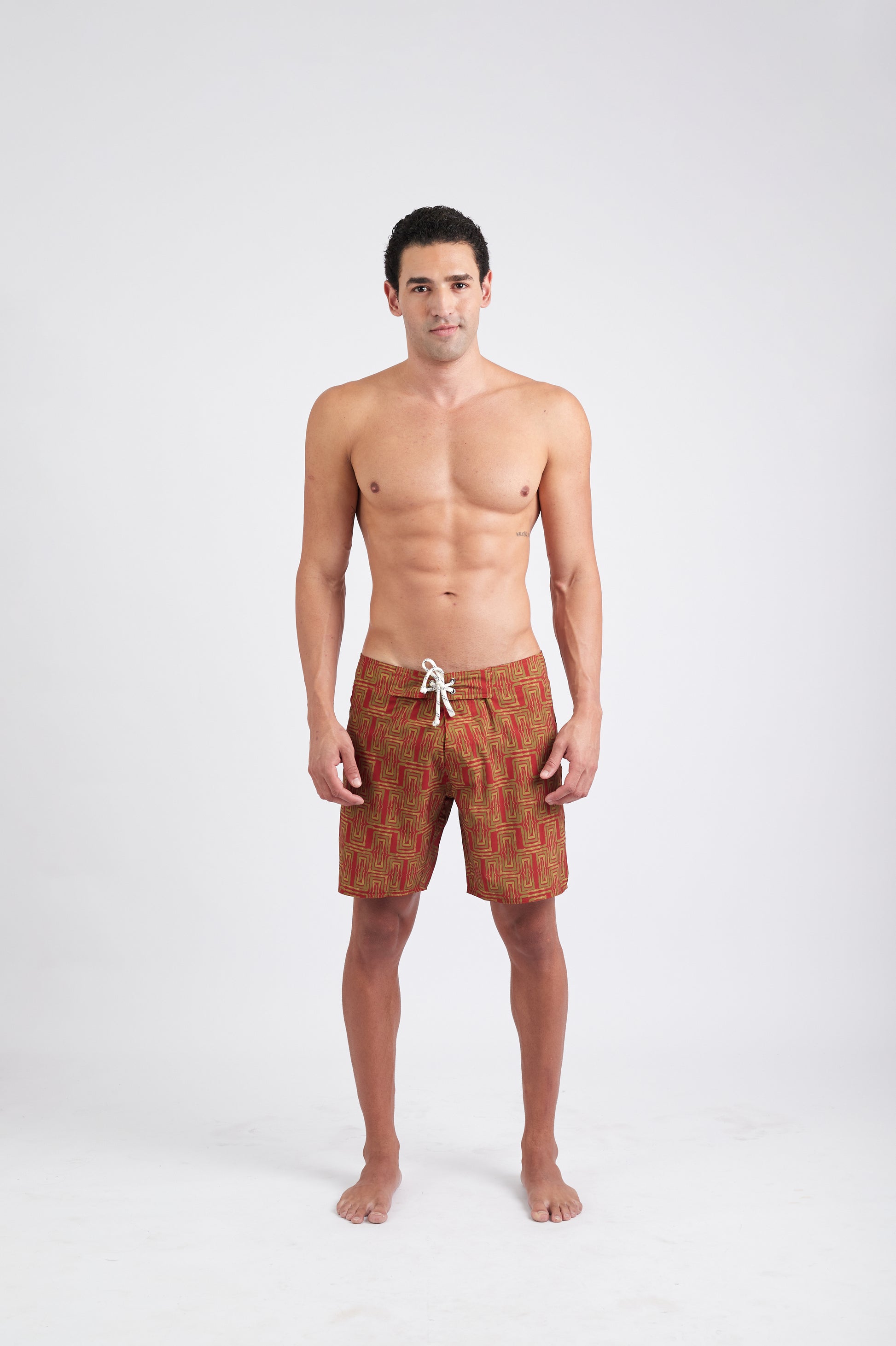 Modelo usando o boardshort yellow/red Mão Pela Perna masculino