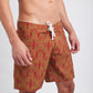 Modelo usando o boardshort yellow/red Mão Pela Perna masculino