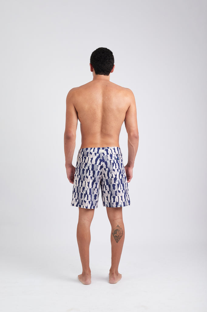 Modelo usando o boardshort masculino grey/blue Olha o Custo