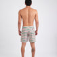 Modelo usando o boardshort masculino green/pink Onda