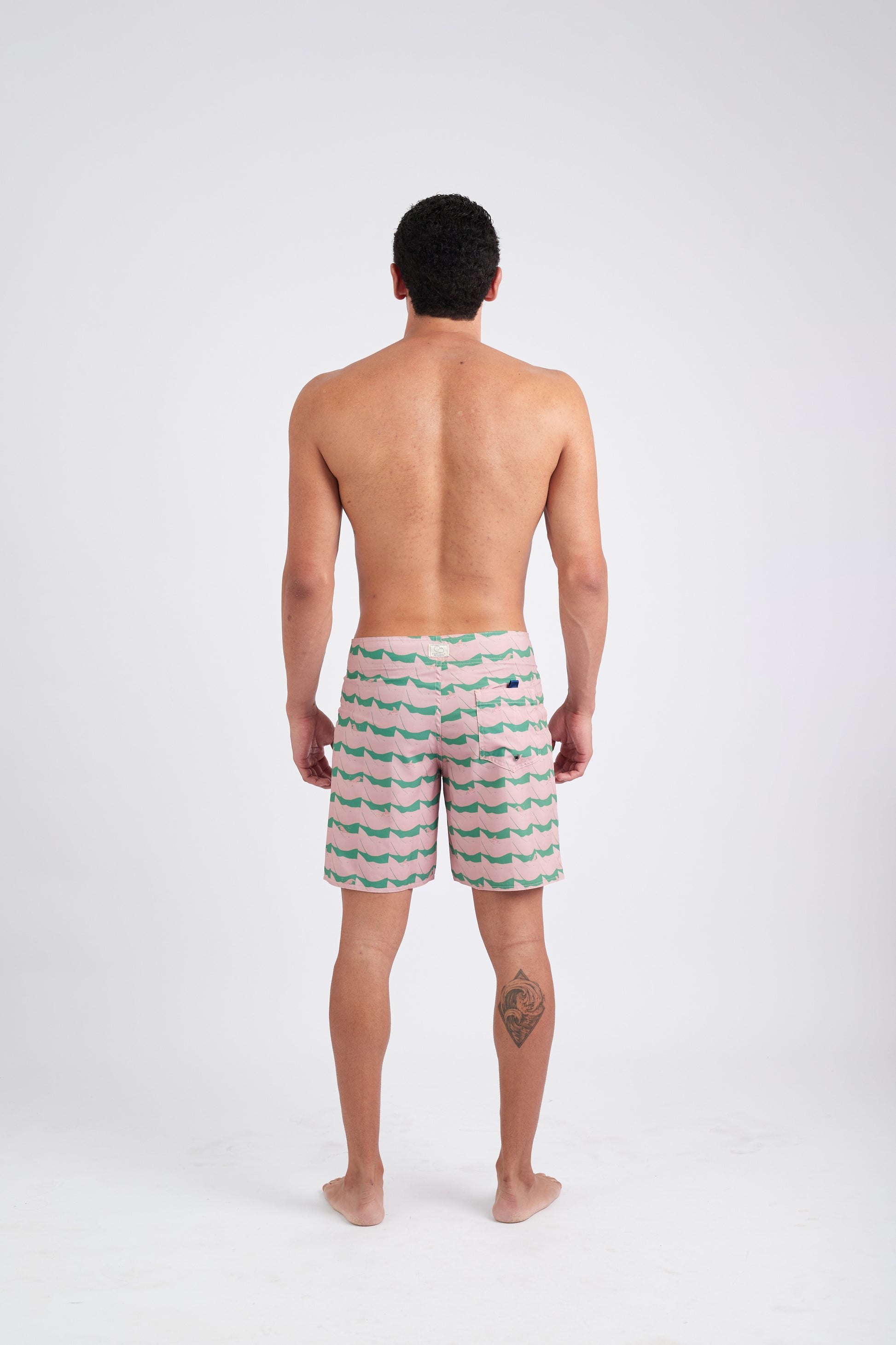 Modelo usando o boardshort masculino green/pink Onda
