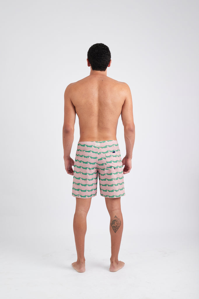 Modelo usando o boardshort masculino green/pink Onda