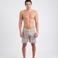 Modelo usando o boardshort masculino green/pink Onda