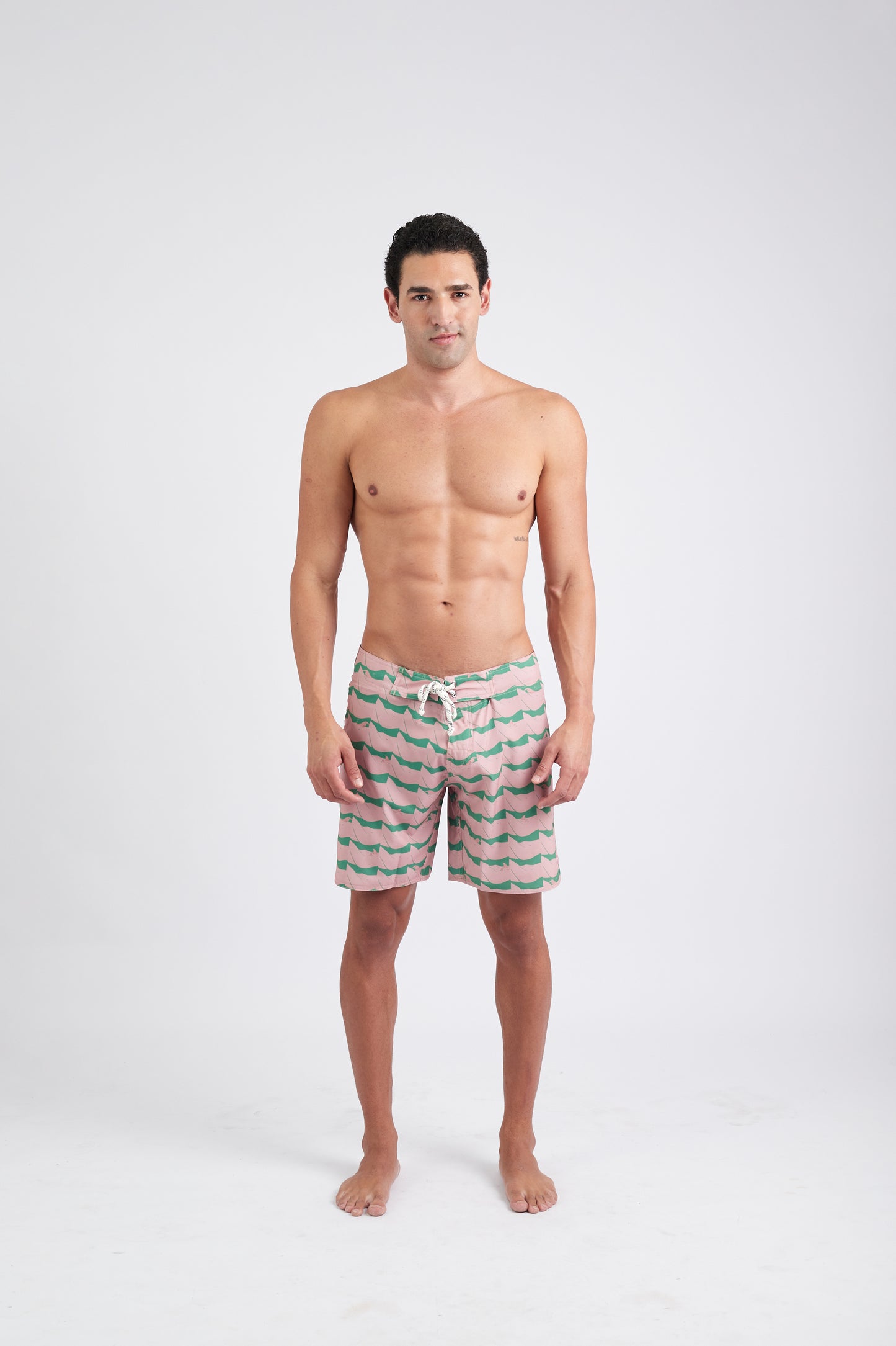 Modelo usando o boardshort masculino green/pink Onda
