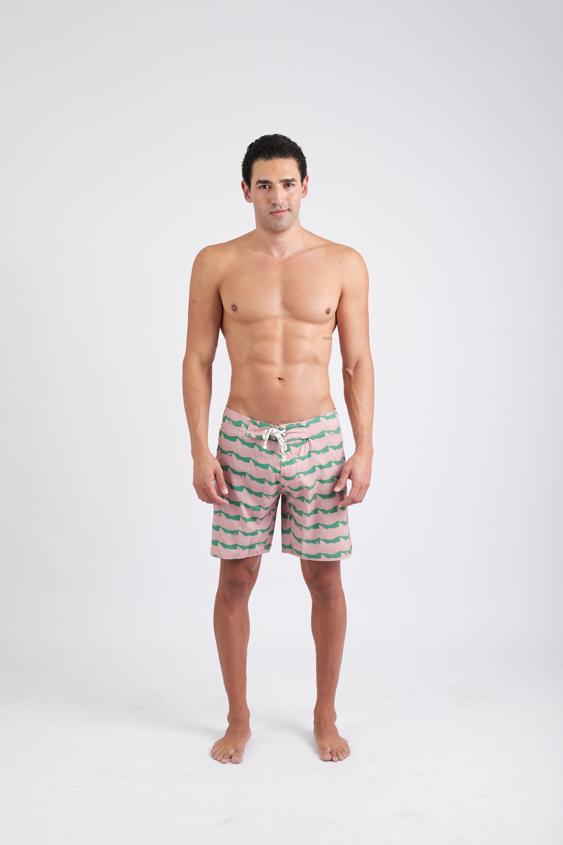 Modelo usando o boardshort masculino green/pink Onda